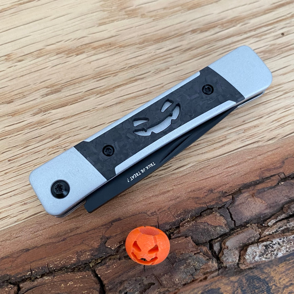 Taschenmesser
Kizer Little Grand Nitro-V Aluminum CF Halloween