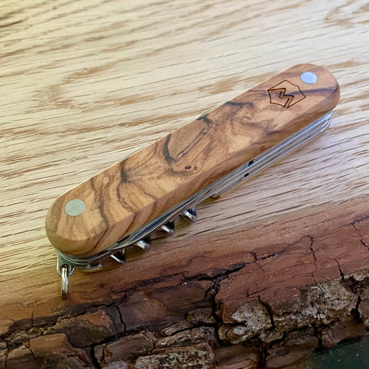 Multifunktionstaschenmesser mit Korkenzieher, Kapselheber, Dosenöffner, Ahle und Säge. Griffschalen aus Olivenholz.