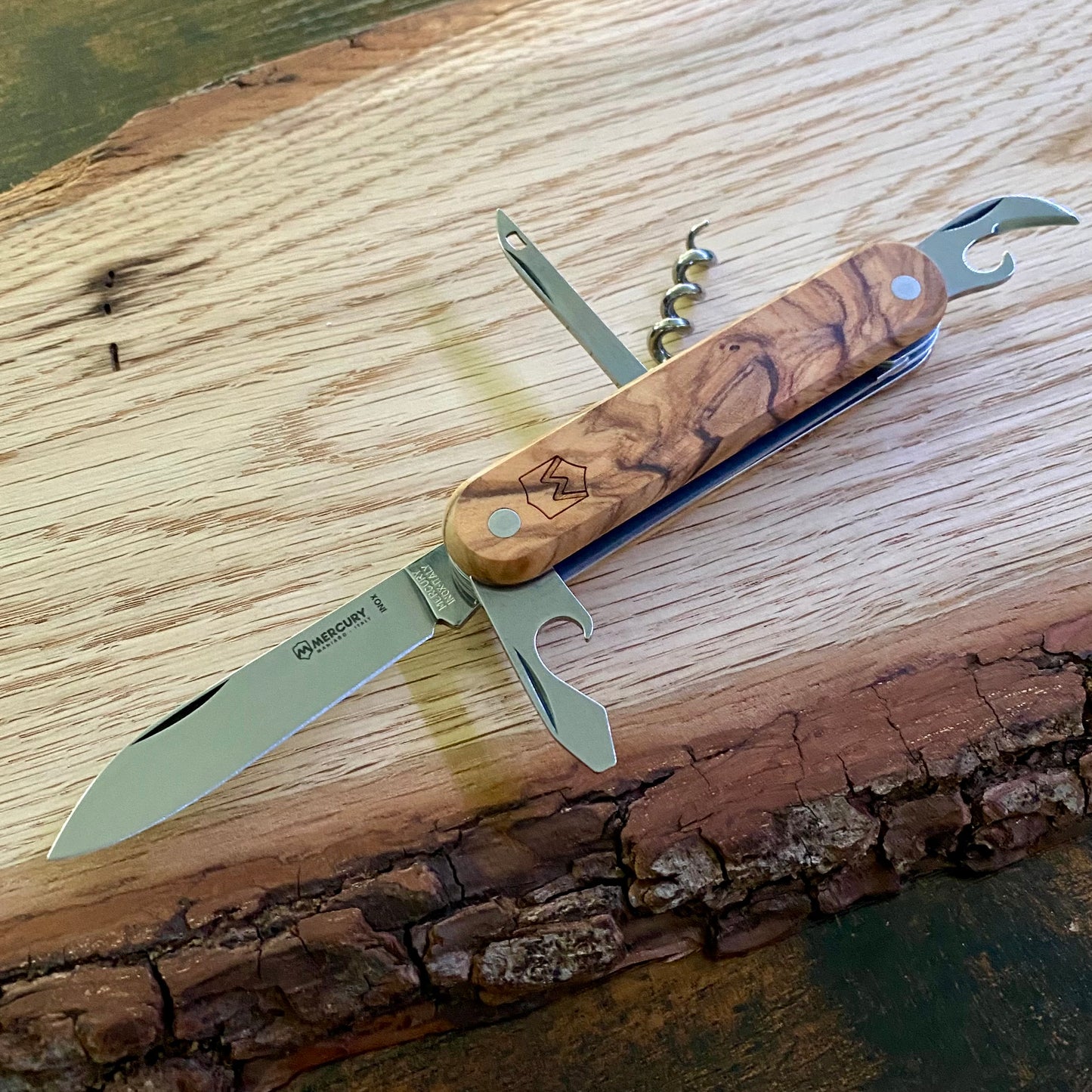 Multifunktionstaschenmesser mit Korkenzieher, Kapselheber, Dosenöffner, Ahle und Säge. Griffschalen aus Olivenholz.