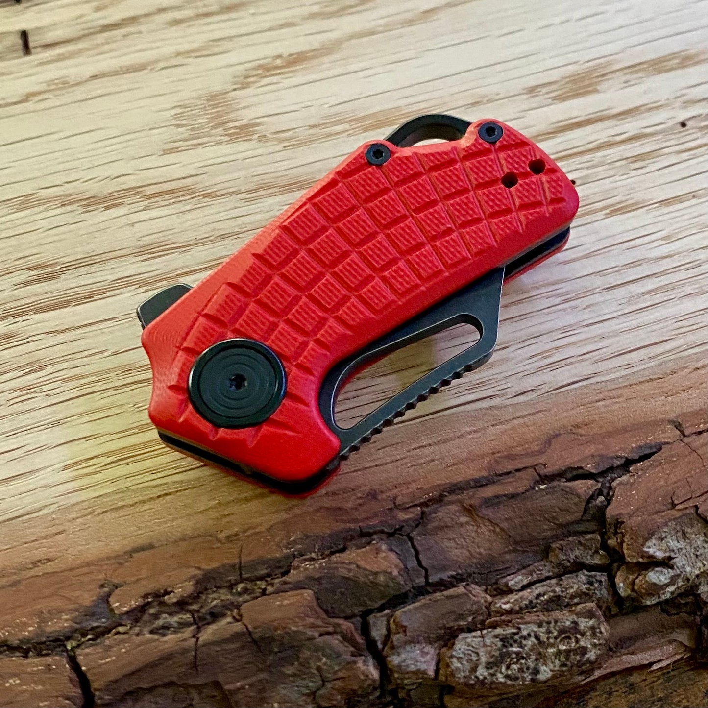 Kleines Taschenmesser Puck mit Griffschalen aus rotem Micarta.