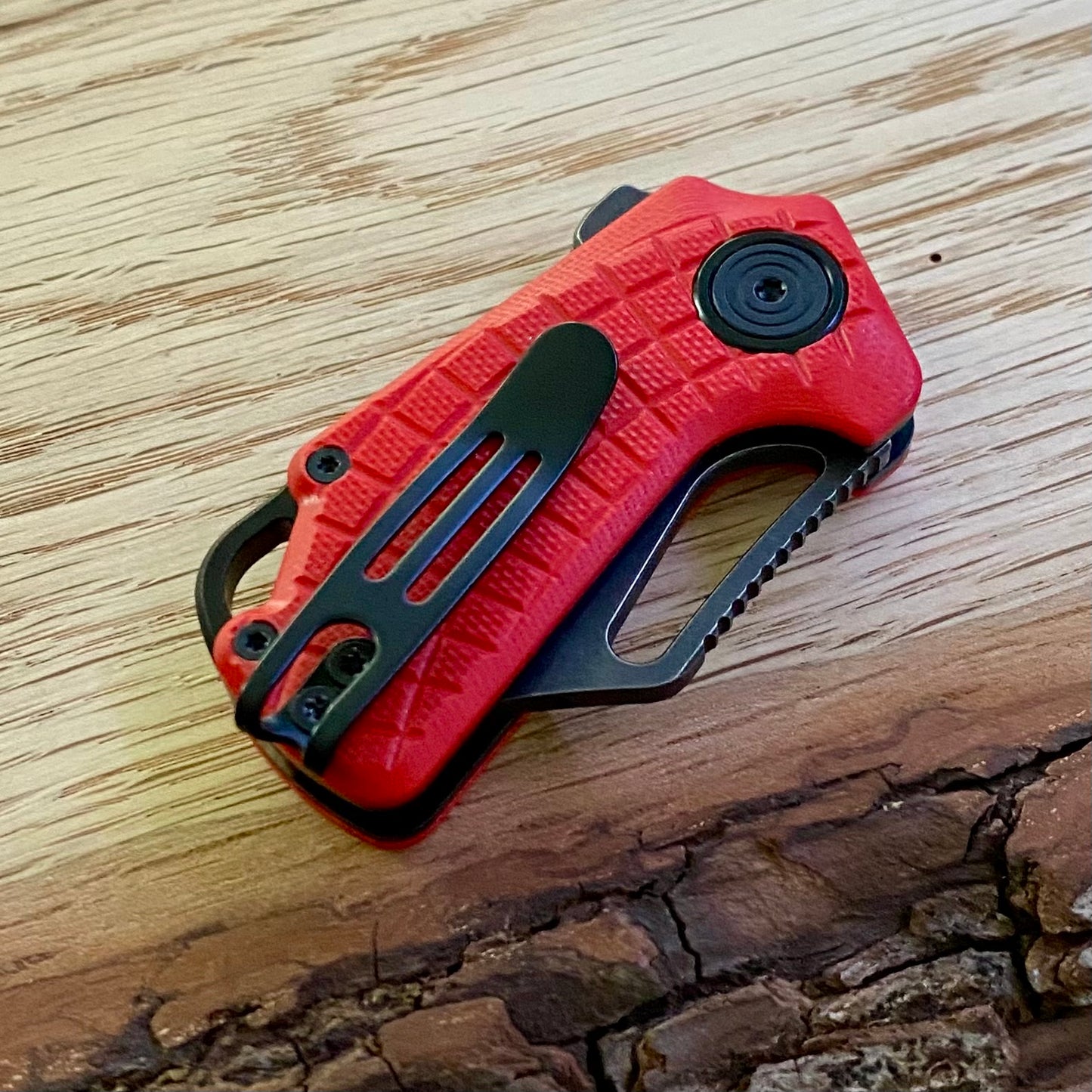 Kleines Taschenmesser Puck mit Griffschalen aus rotem Micarta.