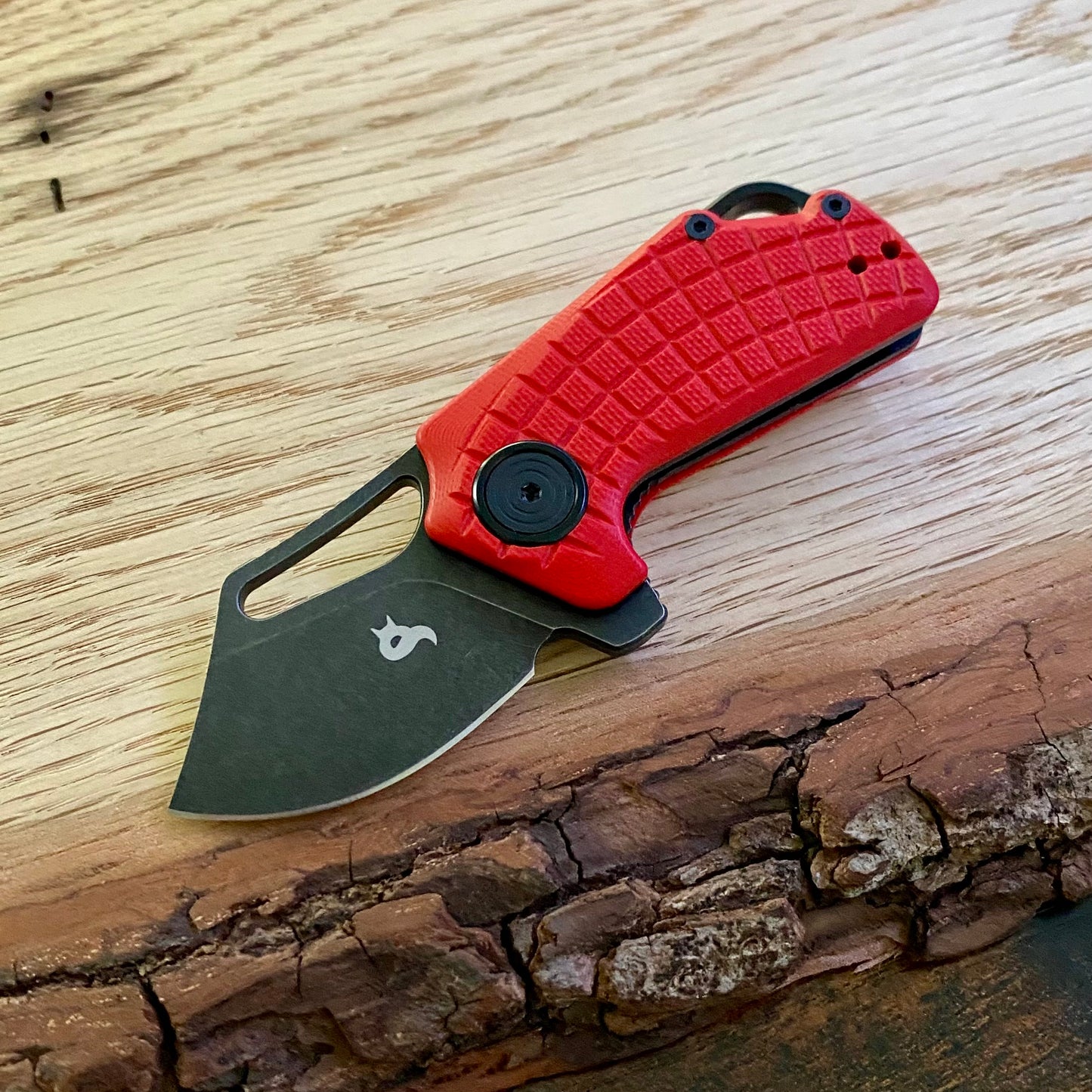 Kleines Taschenmesser Puck mit Griffschalen aus rotem Micarta.