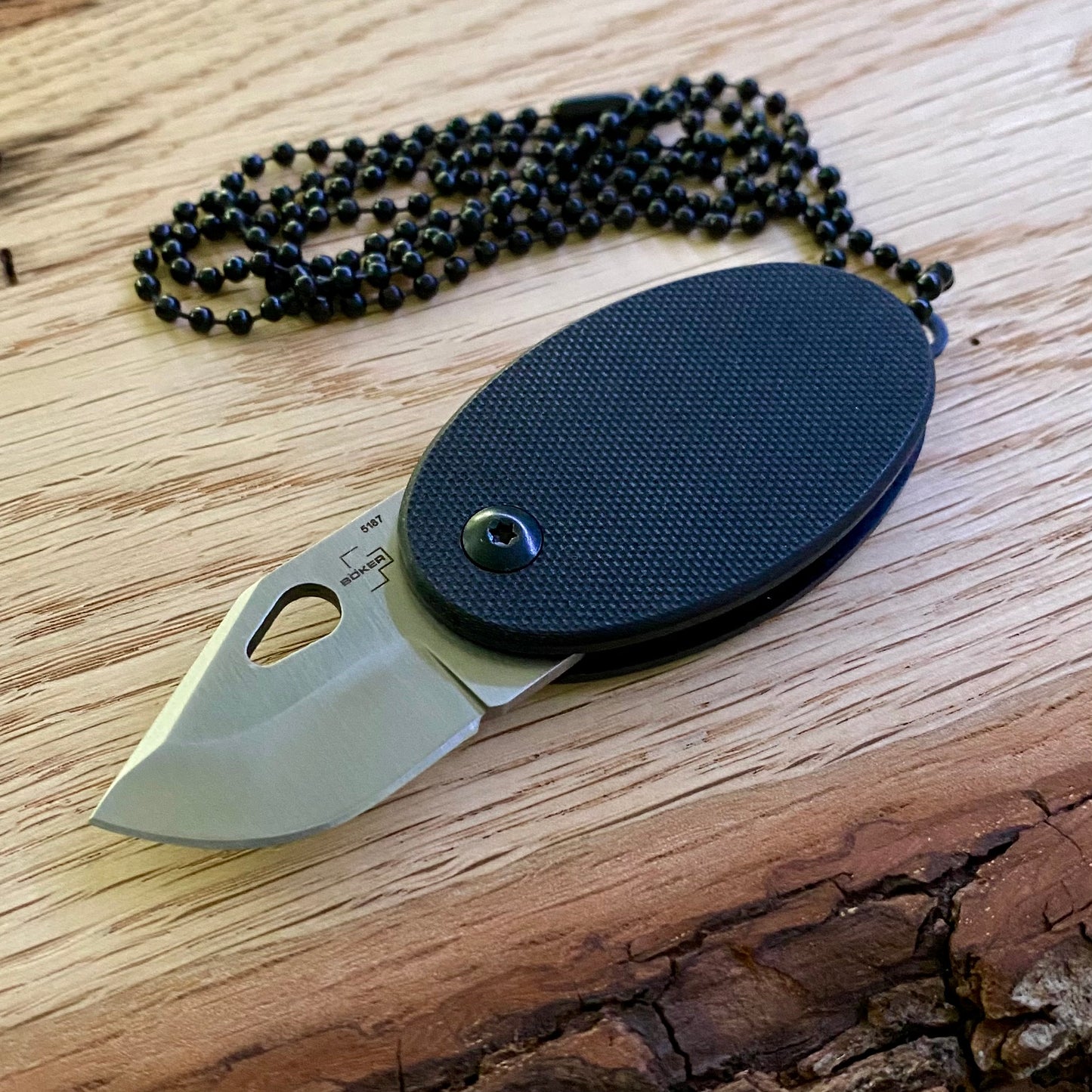 Neck-Knife aus G10 schwarz mit Kugelkette.