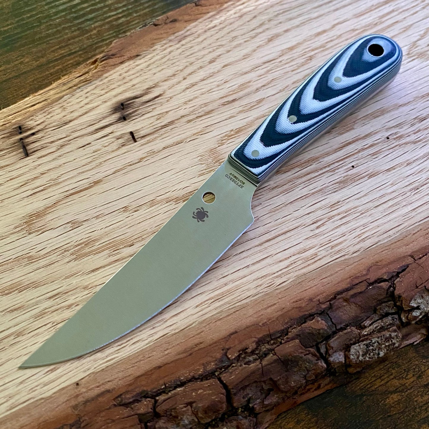 Feststehendes Messer Bow River, Griff G10 blau und schwarz.