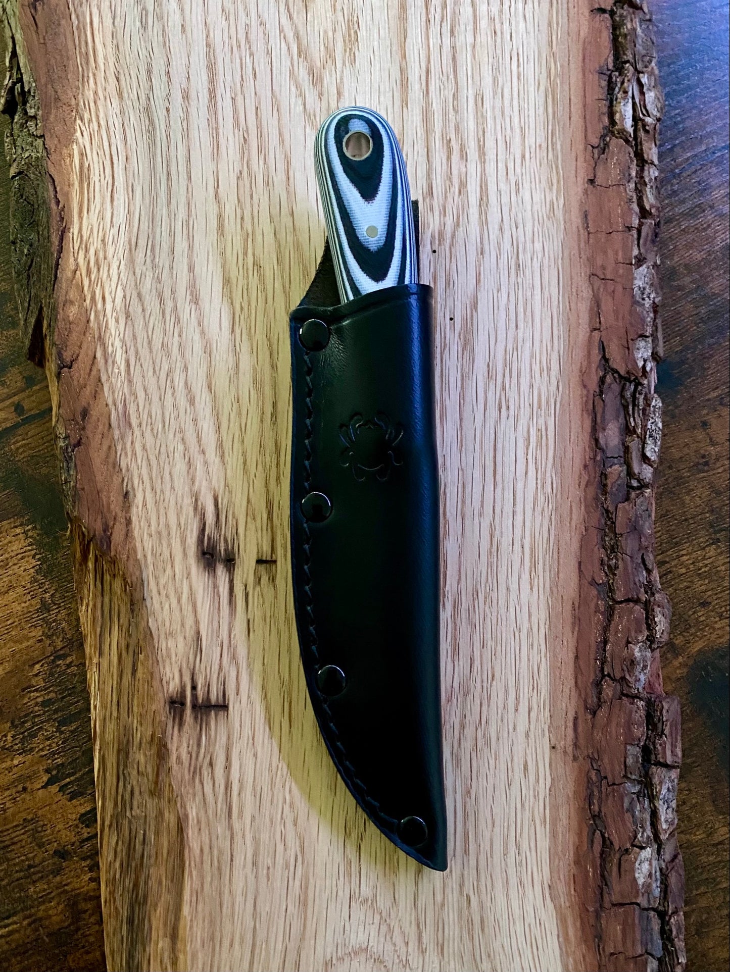 Feststehendes Messer Bow River, Griff G10 blau und schwarz, Gürteltasche aus Leder.