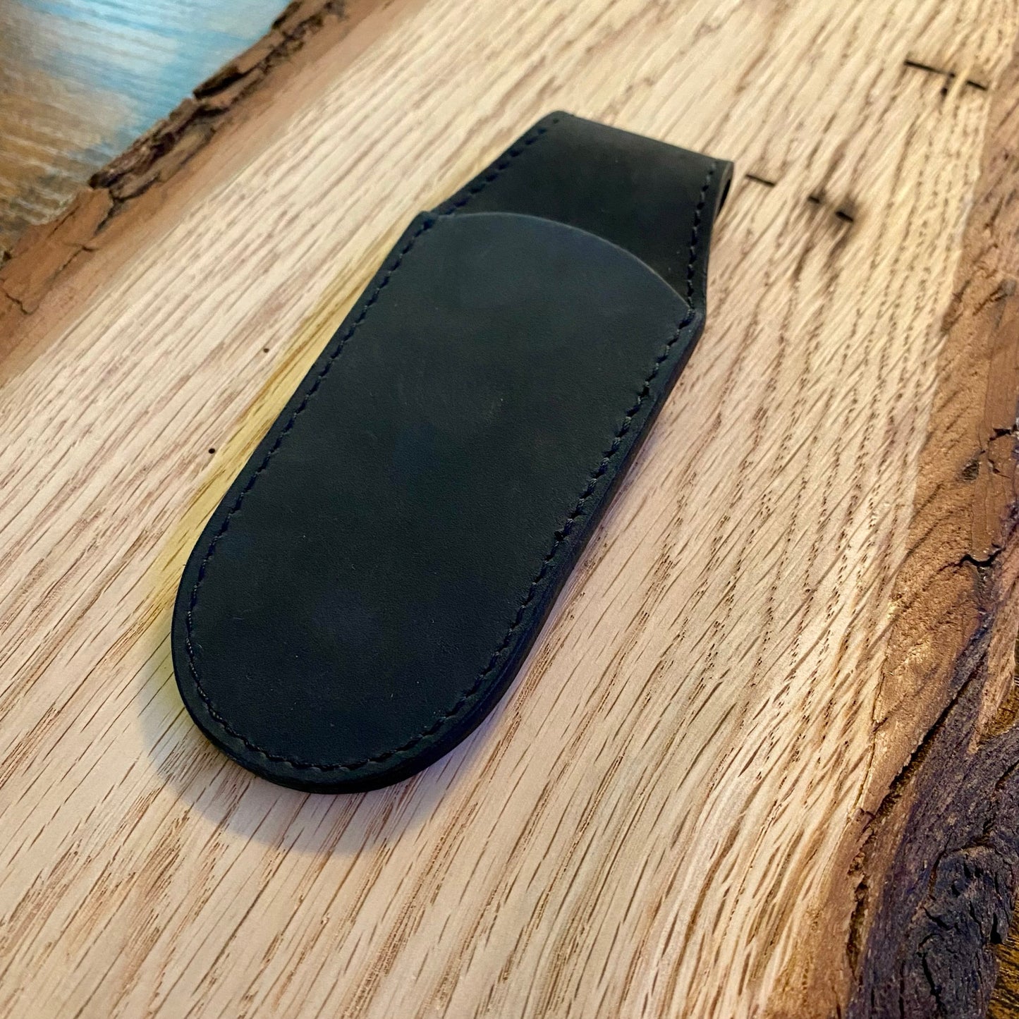 Magnet-Stecketui aus braunem Nubukleder für Taschenmesser.