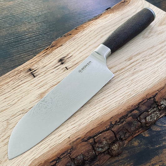 Santoku aus der Meisterklinge-Damast-Serie von Böker Solingen.
Materialien VG-10 Damast-ummantelt und Räuchereiche.