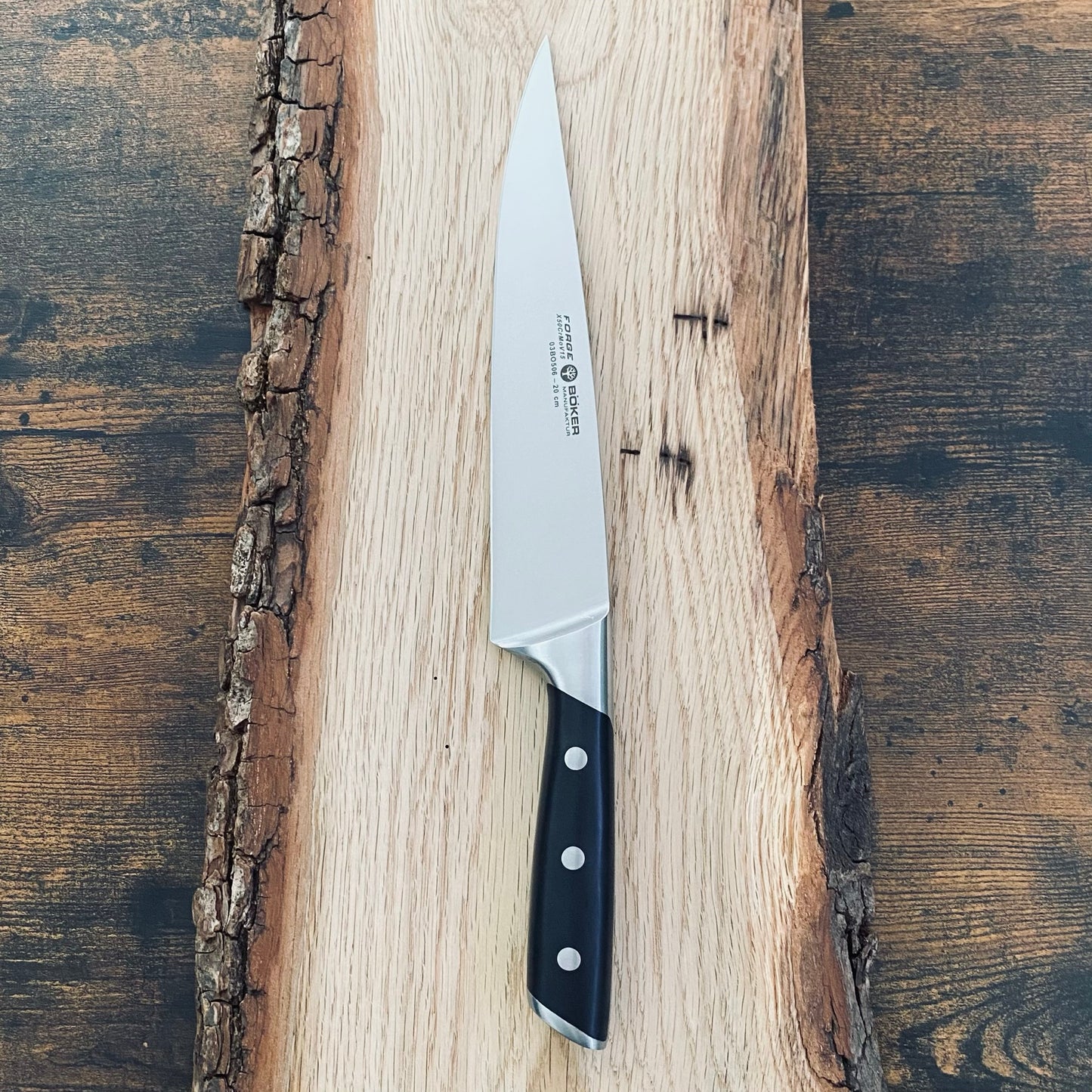 Schinkenmesser aus der Kochmesser-Serie Forge Böker Solingen.
Großes Kochmesser. Materialien Edelstahl und Spezialkunststoff.