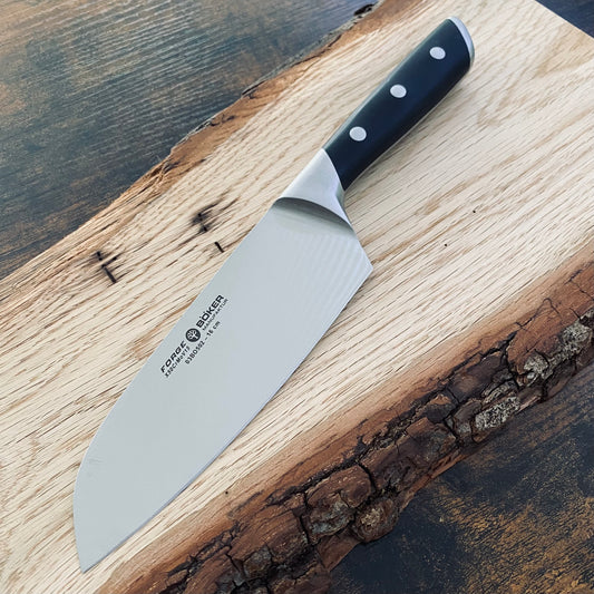 Santoku aus der Kochmesser-Serie Forge von Böker.
Materialien Edelstahl und Spezialkunststoff.