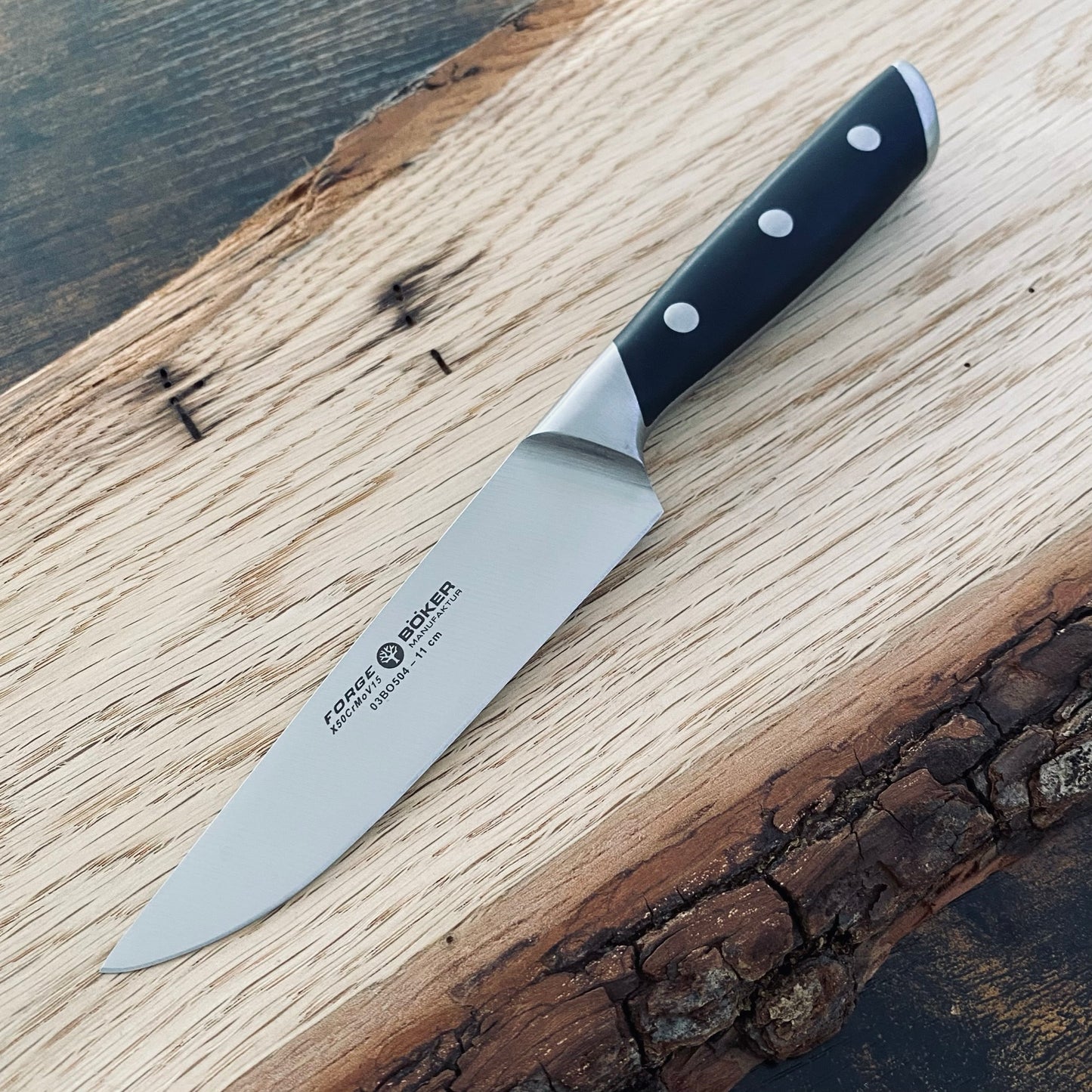 Allzweckmesser aus der Kochmesser-Serie Forge von Böker. Klinge aus Edelstahl, Griff aus Spezialkunststoff mit Edelstahlnieten.
Kleines Kochmesser.