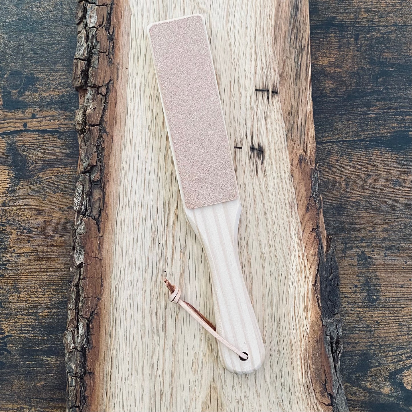 Abziehleder mit Holzgriff.