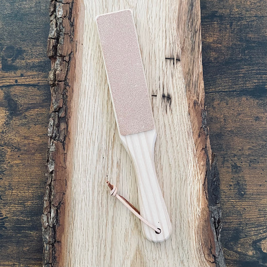 Abziehleder mit Holzgriff.