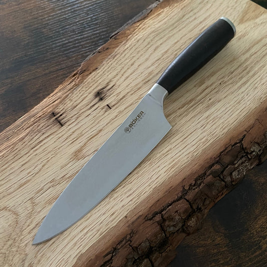 Kleines Kochmesser aus der Böker-Meisterklinge-Serie Solingen.
Materialien Damaststahl und Räuchereiche.