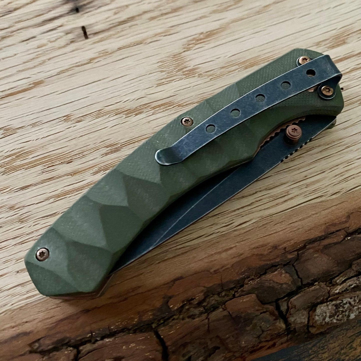 Taschenmesser Iguanodon mit Griffschalen aus grünem G10.