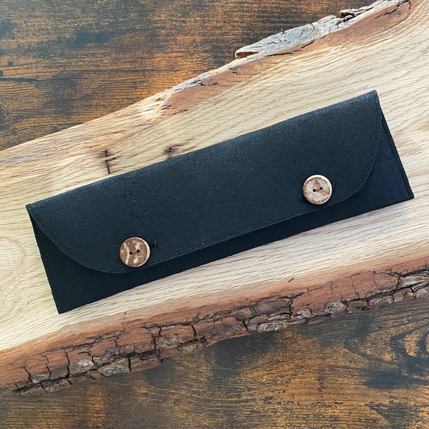 Zum jedem Messer von Alb Knives gibt es in der Klingen Garage ein handgenähtes Filz-Etui.