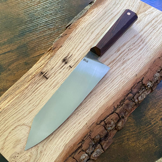 Das Draculas Dream Chef von Alb Knives ist ein handgefertigtes großes Chefmesser. Klinge aus Kohlenstoffstahl, Griff aus Wüsteneisenholz.
Perfekt für alle Kochbegeisterten!