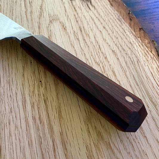 Das Draculas Dream Chef von Alb Knives ist ein handgefertigtes großes Chefmesser. Klinge aus Kohlenstoffstahl, Griff aus Wüsteneisenholz.
Perfekt für alle Kochbegeisterten!