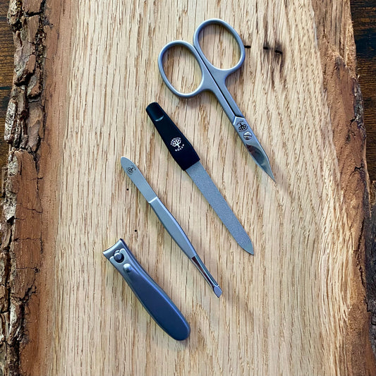 Maniküre-Set mit Nagelschere, Nagelknipser, Pinzette und Nagelfeile aus Edelstahl.