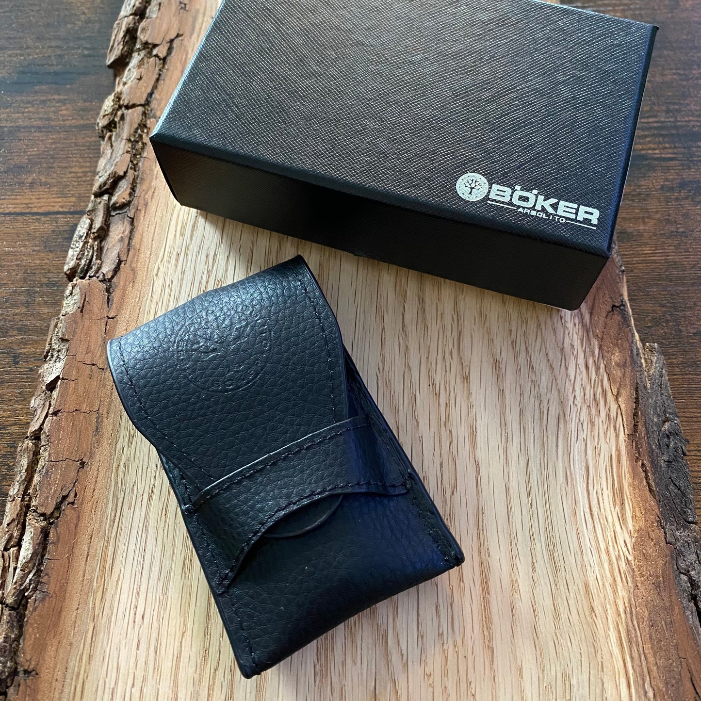 Maniküre-Set mit Nagelschere, Nagelknipser, Pinzette und Nagelfeile aus Edelstahl.