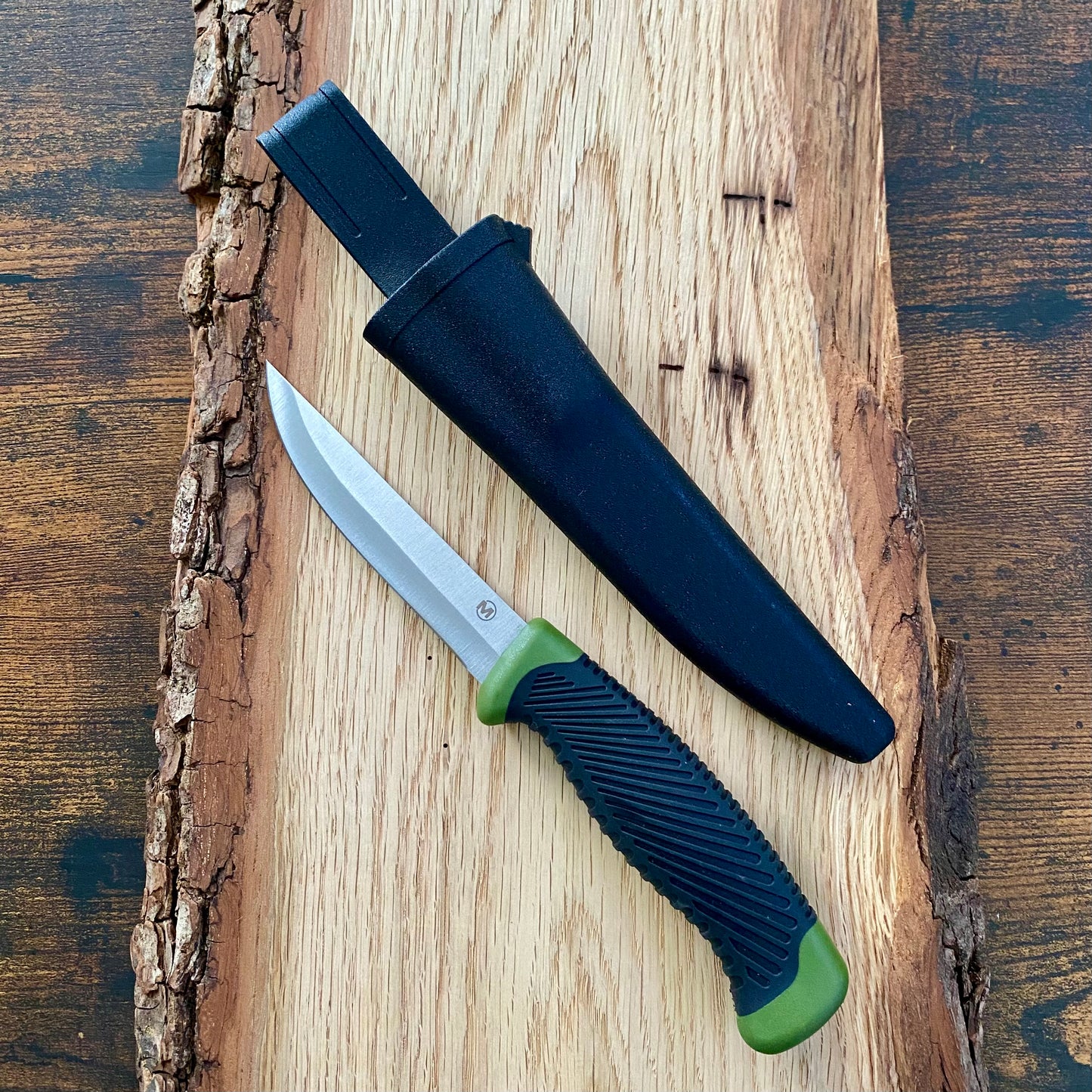 Feststehendes Messer Falun green mit Kunststoffgriff schwarz/grün und Kunststoffscheide.