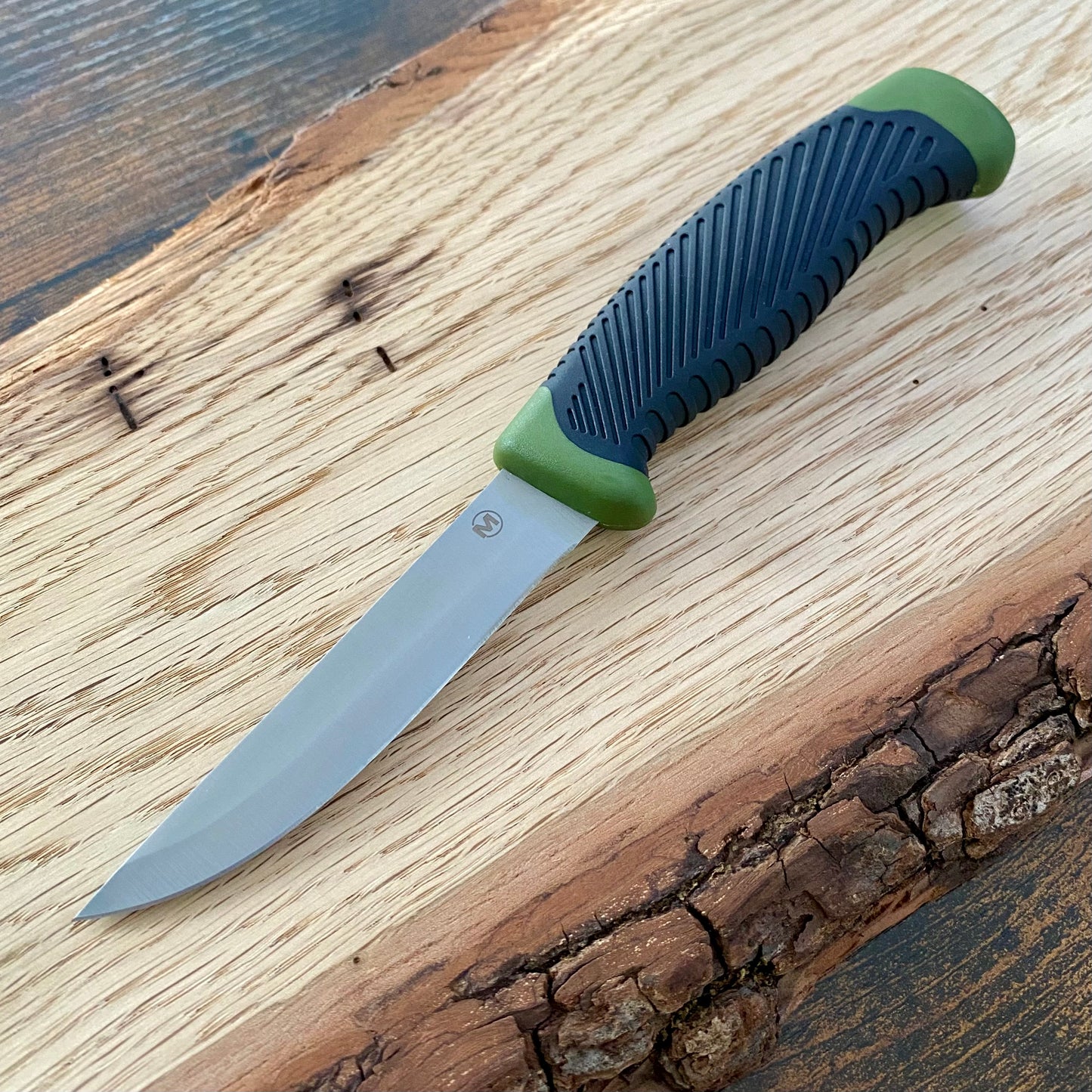 Feststehendes Messer Falun green mit Kunststoffgriff schwarz/grün und Kunststoffscheide.