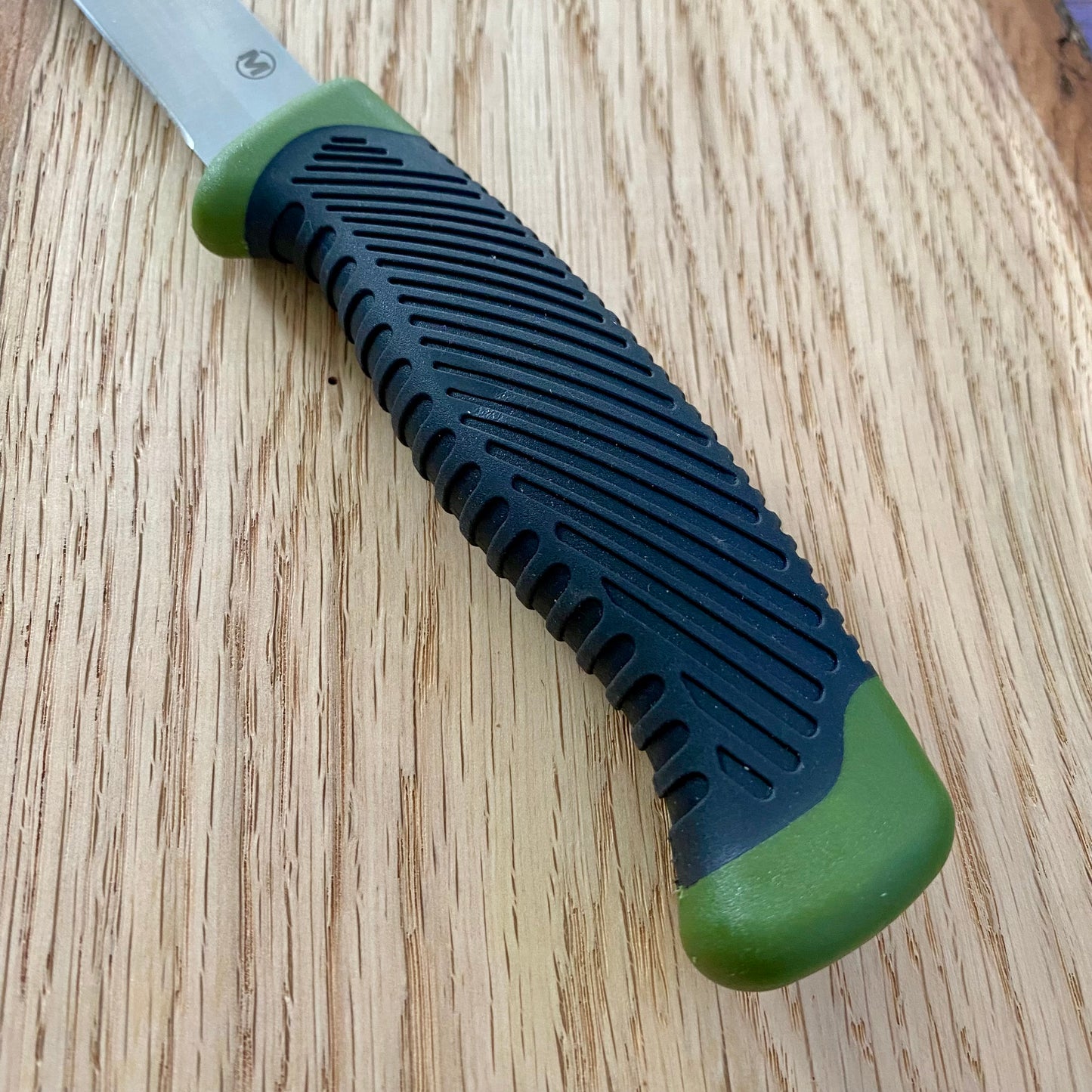 Feststehendes Messer Falun green mit Kunststoffgriff schwarz/grün und Kunststoffscheide.
