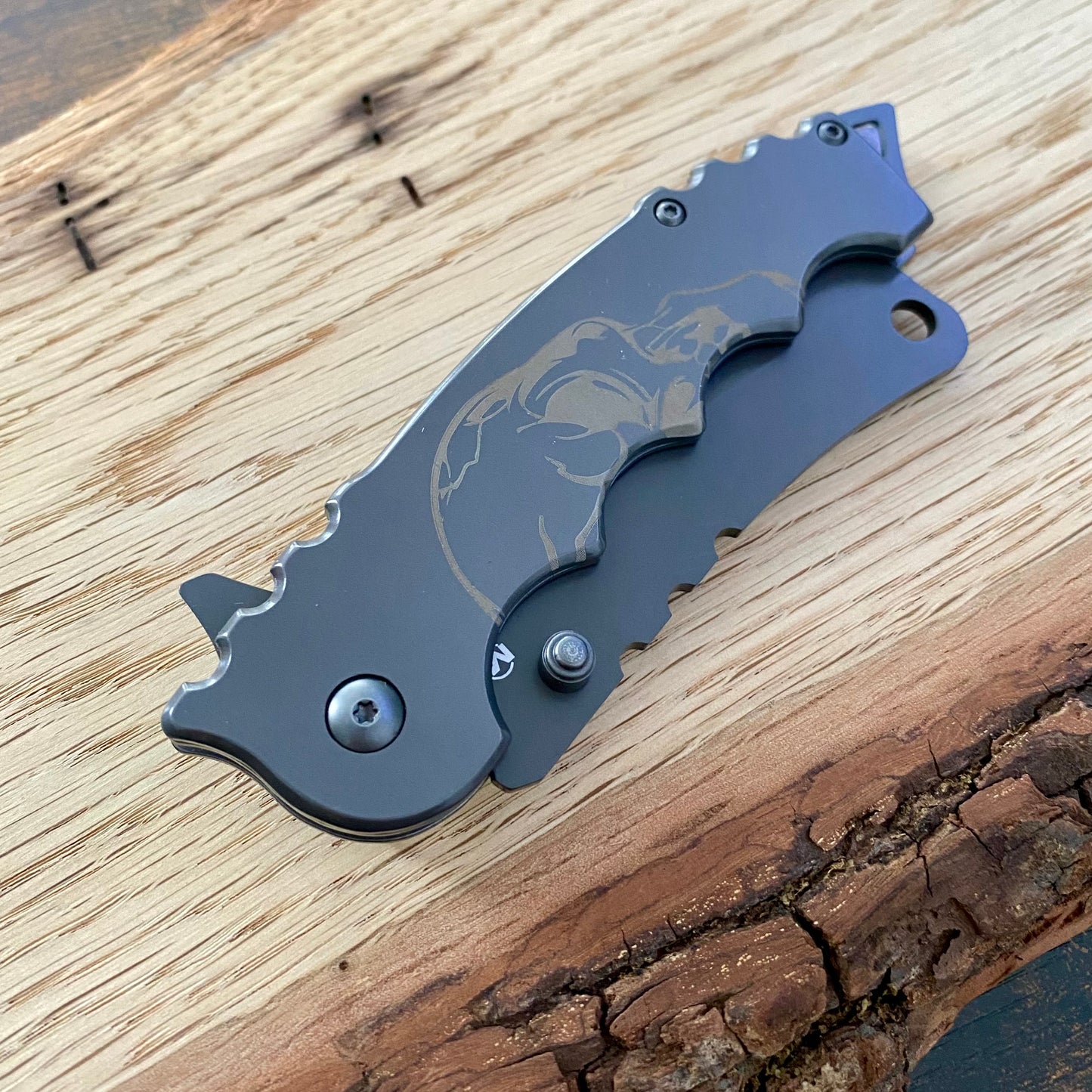 Taschenmesser Mortem aus Edelstahl mit aufgedrucktem Totenkopf.