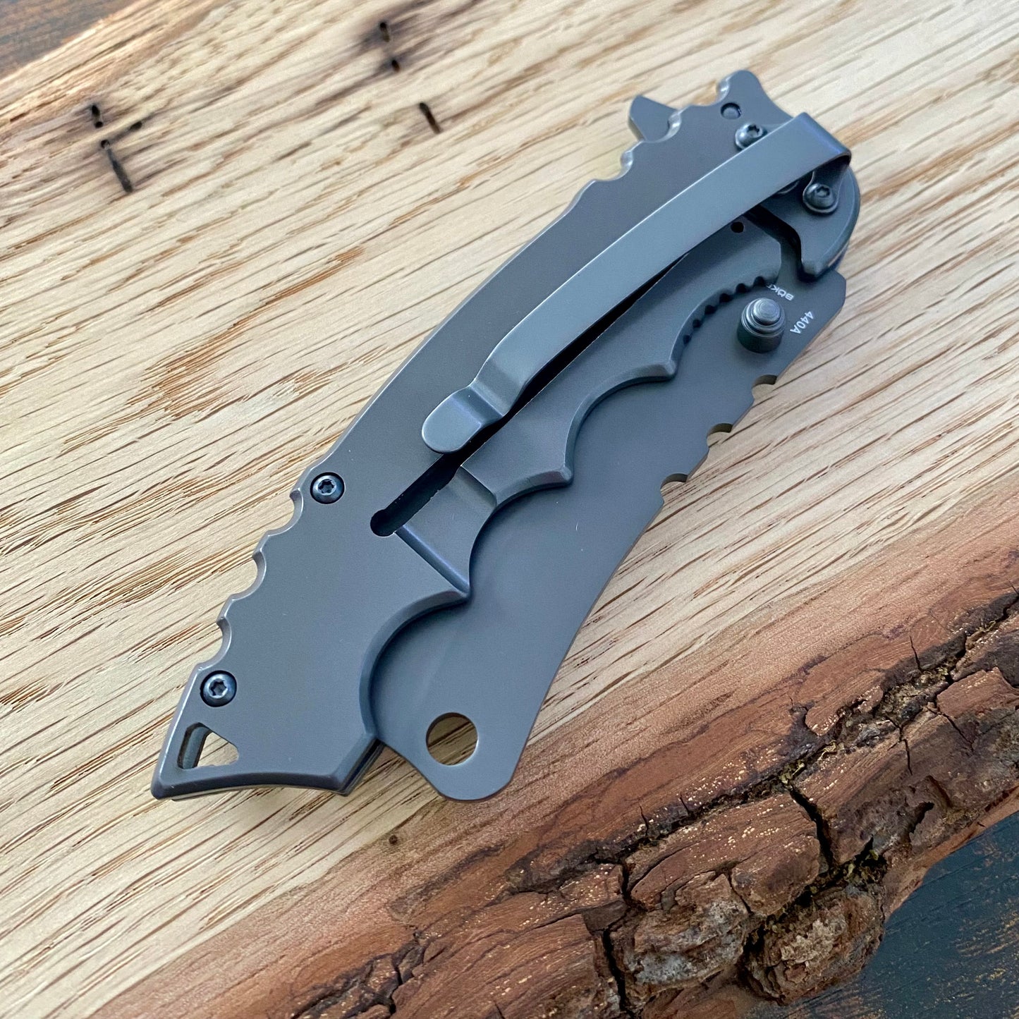 Taschenmesser Mortem aus Edelstahl mit aufgedrucktem Totenkopf.