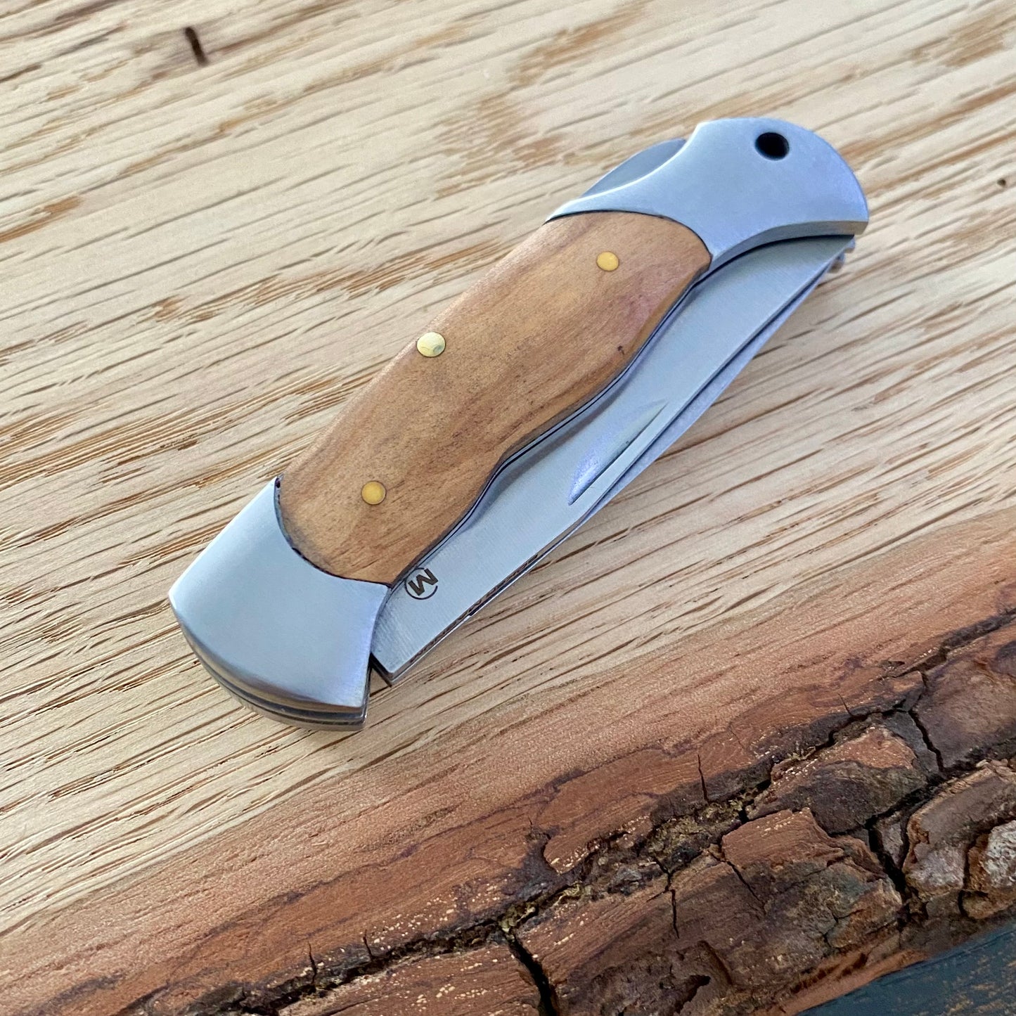 Kindermesser mit abgerundeter Klinge und Säge, Griffschalen aus Holz.