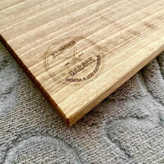 Schneidebrett aus Walnussholz mit Logo der Klingen Garage