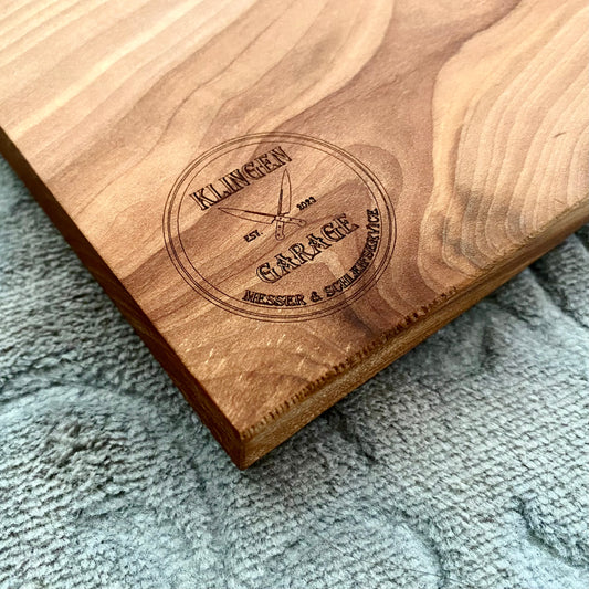 Schneidebrett aus Apfelholz mit Logo der Klingen Garage