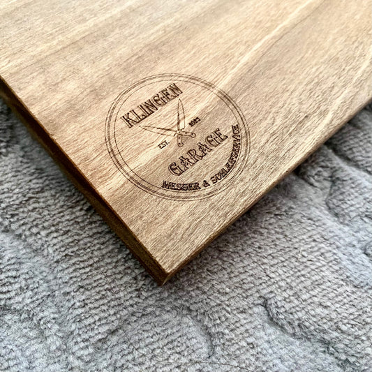 Schneidebrett aus Walnussholz mit Logo der Klingen Garage