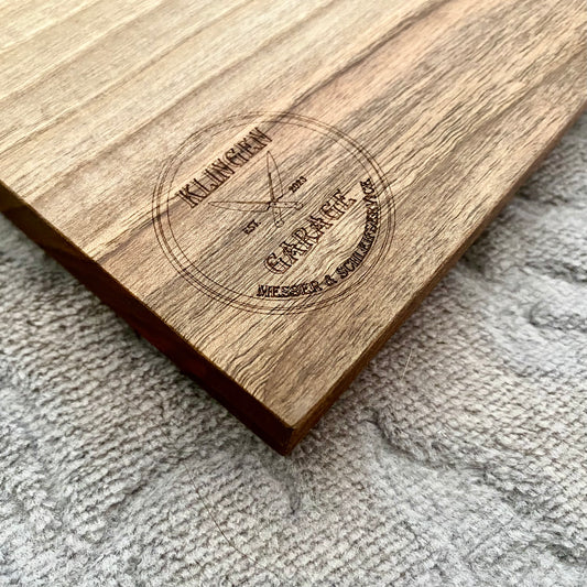 Schneidebrett aus Walnussholz mit dem Logo der Klingen Garage.