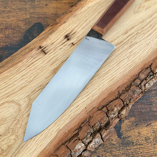 Großes Chefmesser von Alb Knives.
Handgefertigtes hochwertiges Küchenmesser aus Apex Ultra Kohlenstoffstahl mit Griff aus Vintage Micarta.