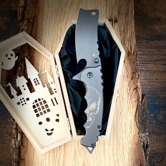 Das außergewöhnliche Mortem von Böker Magnum mit stilisiertem Totenkopf auf dem Griff und einer extravaganten Klinge.