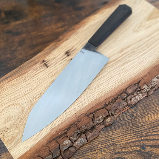 Chefmesser groß
Draculas Dream von Alb Knives
Kohlenstoffstahl und Mooreiche mit G10