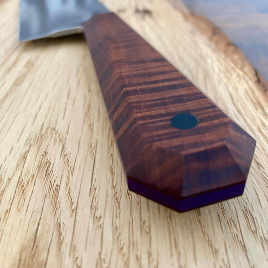 Messergriff aus Gidgee-Holz und einer Mittellage aus G10 lila.