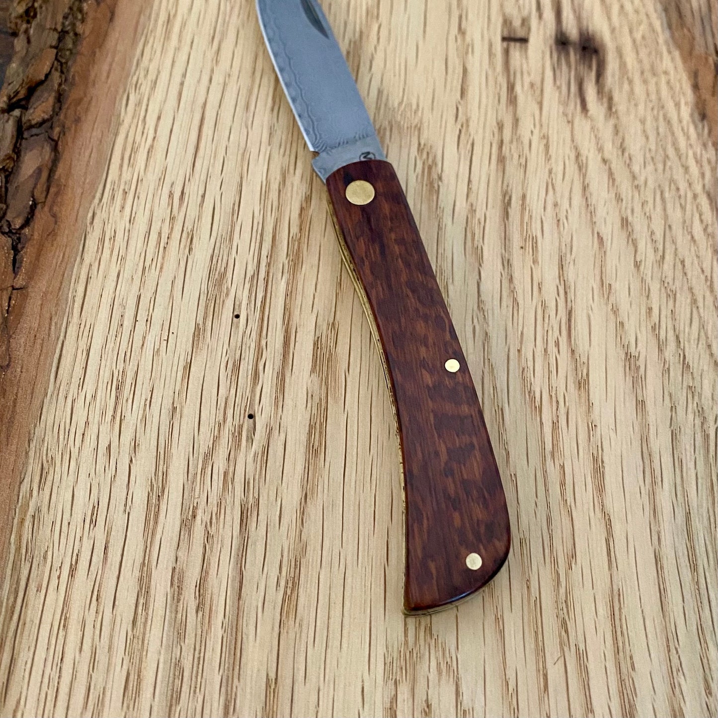 Griff aus Schlangenholz. Taschenmesser
Magnum Snake Rangebuster Damast
von Böker Solingen.