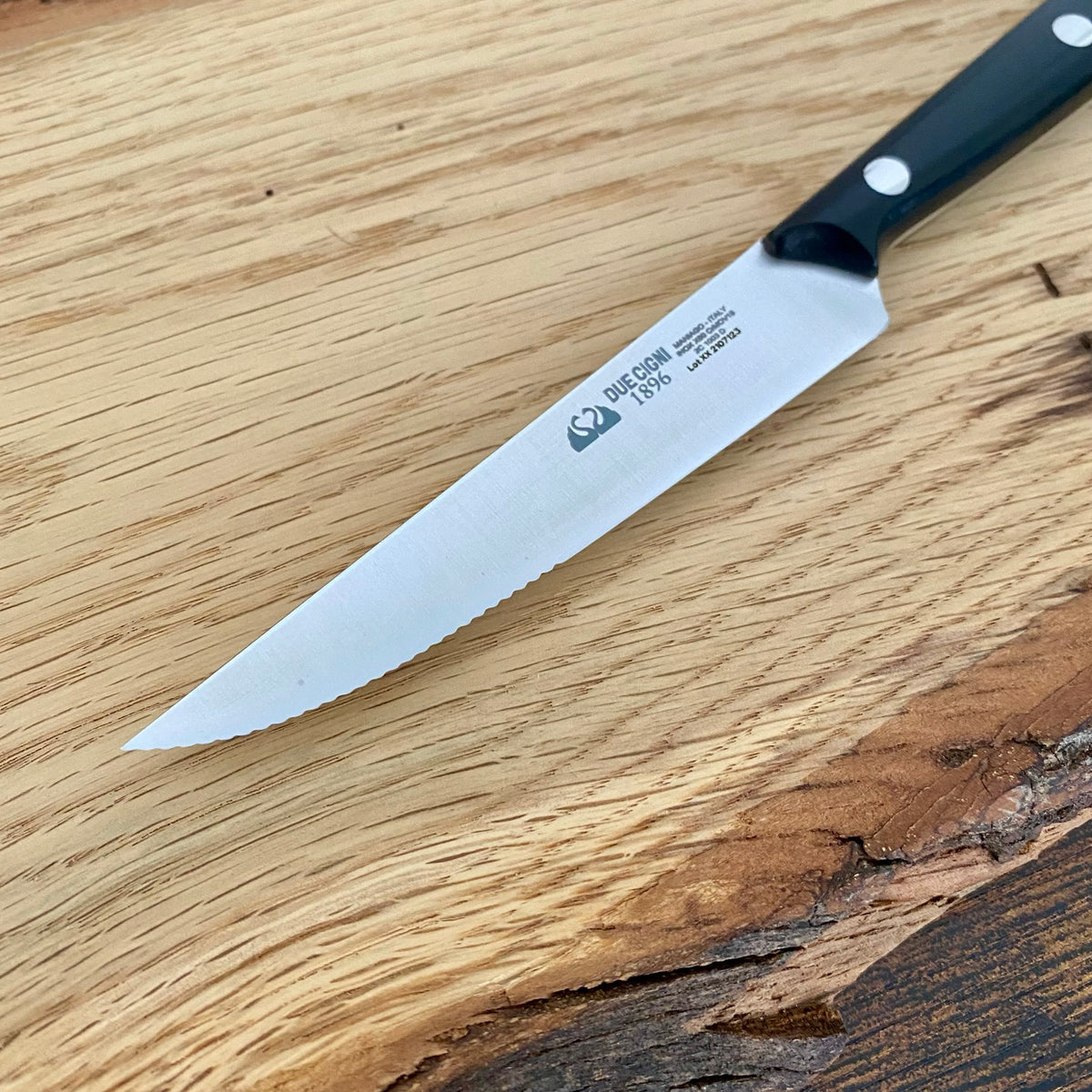 Steakmesser von Due Cigni mit Griff aus widerstandsfähigem POM und Klinge mit Wellenschliff.
