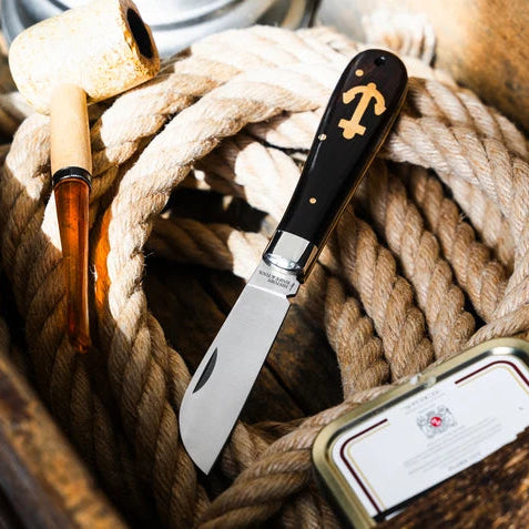 Taschenmesser Anchor Knife  mit Griff aus seewasserbeständigem Ebenholz und einem hierin aufwändig eingelegten Anker aus massivem Messing.