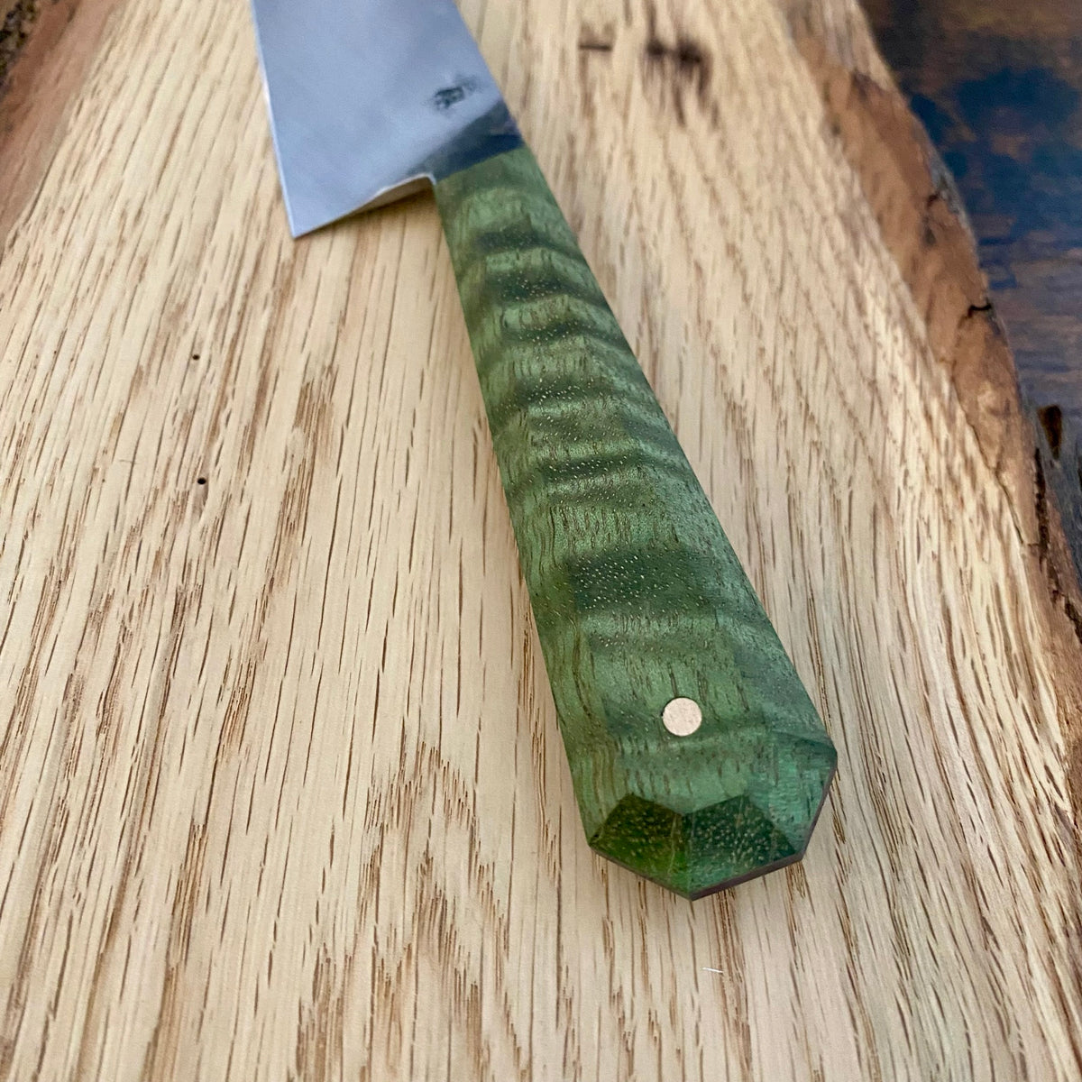 Handgefertigtes Kochmesser von Alb Knives. Draculas Dream Petty.
Griff aus Big Leaf Maple, Klinge aus Kohlenstoffstahl.