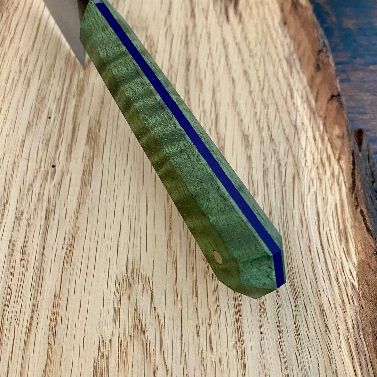 Handgefertigtes Kochmesser von Alb Knives. Draculas Dream Petty.
Griff aus Big Leaf Maple, Klinge aus Kohlenstoffstahl.