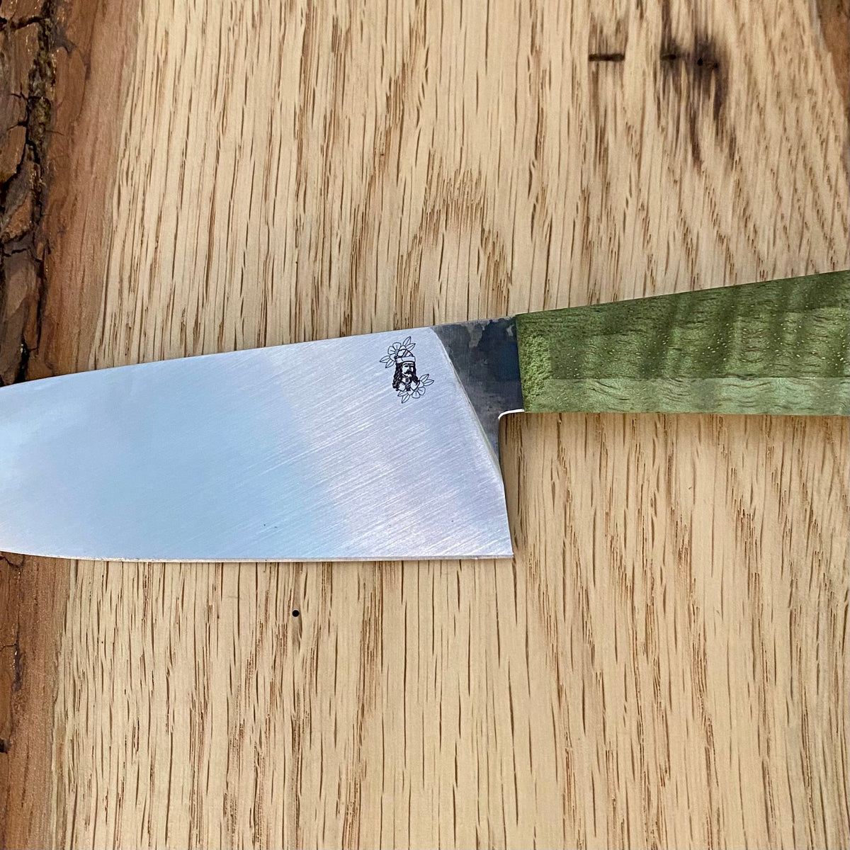 Handgefertigtes Kochmesser von Alb Knives. Draculas Dream Petty.
Griff aus Big Leaf Maple, Klinge aus Kohlenstoffstahl.