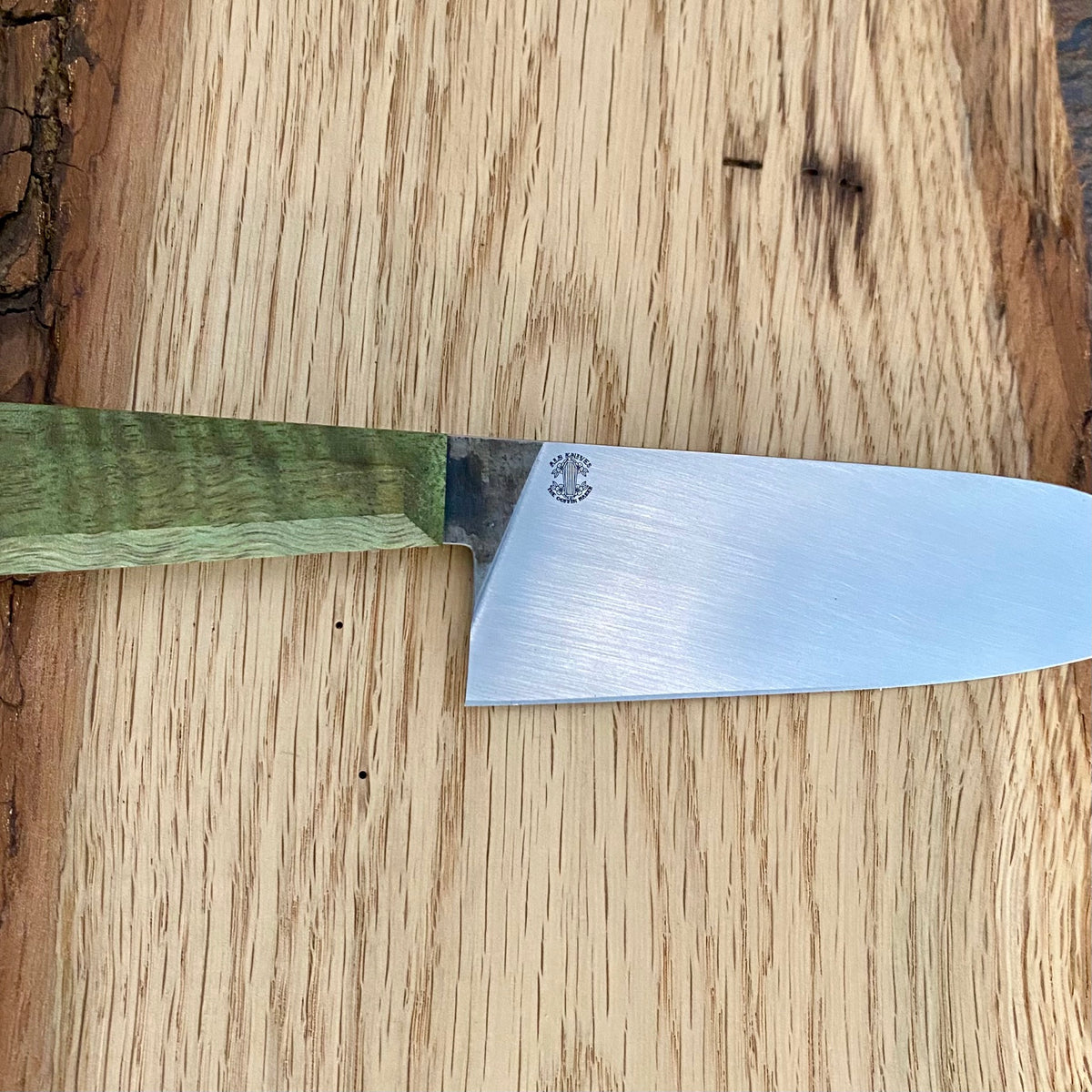 Handgefertigtes Kochmesser von Alb Knives. Draculas Dream Petty.
Griff aus Big Leaf Maple, Klinge aus Kohlenstoffstahl.