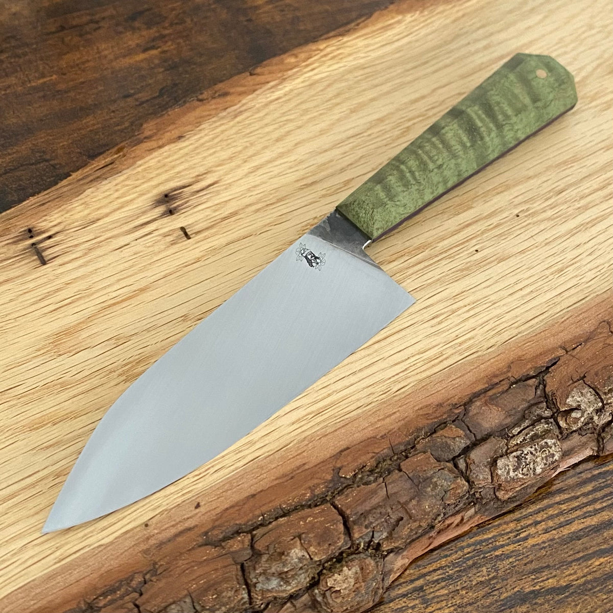 Handgefertigtes Kochmesser von Alb Knives. Draculas Dream Petty.
Griff aus Big Leaf Maple, Klinge aus Kohlenstoffstahl.