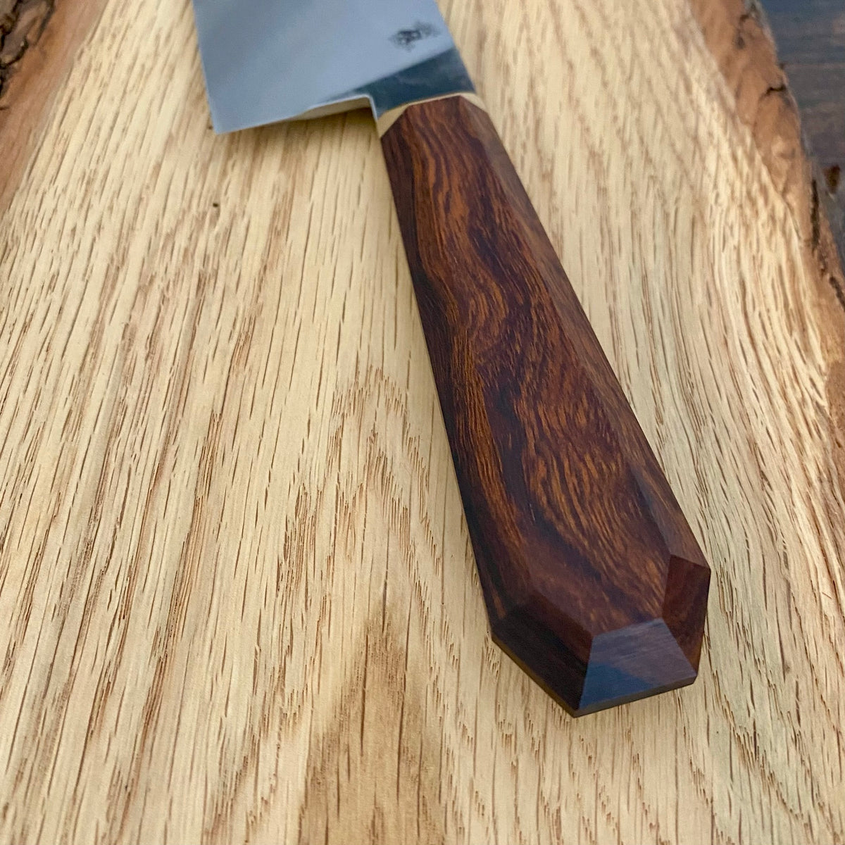 Handgefertigtes Chefmesser Draculas Dream Chef aus Kohlenstoffstahl und einem Coffinhandle aus Wüsteneisenholz.