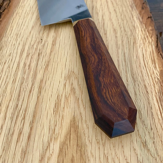 Handgefertigtes Chefmesser Draculas Dream Chef aus Kohlenstoffstahl und einem Coffinhandle aus Wüsteneisenholz.