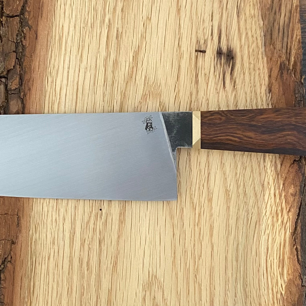 Handgefertigtes Chefmesser Draculas Dream Chef aus Kohlenstoffstahl und einem Coffinhandle aus Wüsteneisenholz.