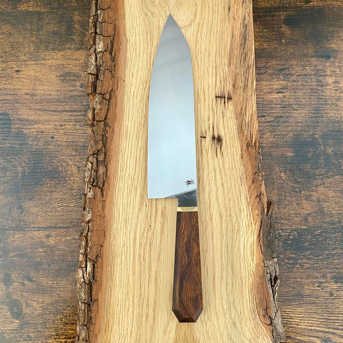 Handgefertigtes Chefmesser Draculas Dream Chef aus Kohlenstoffstahl und einem Coffinhandle aus Wüsteneisenholz.