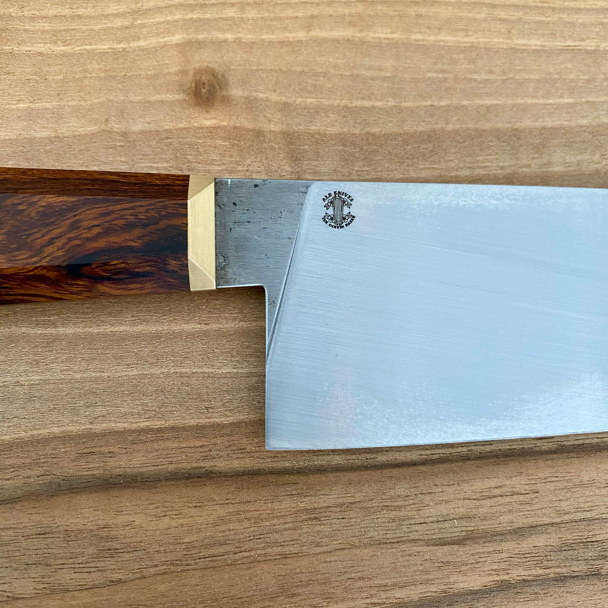 Handgefertigtes Chefmesser Draculas Dream Chef aus Kohlenstoffstahl und einem Coffinhandle aus Wüsteneisenholz.